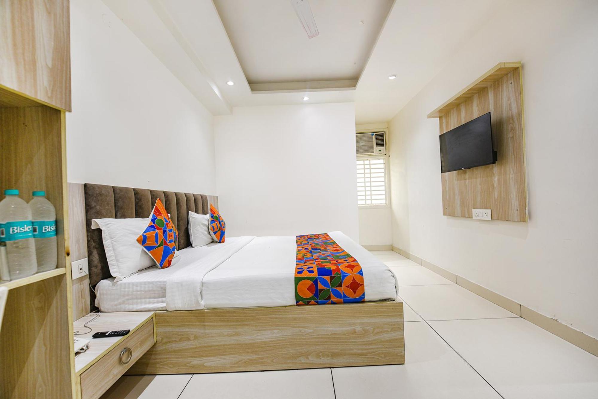 Fabhotel Luxury Inn Near Adarsh Nagar Metro Делі Екстер'єр фото