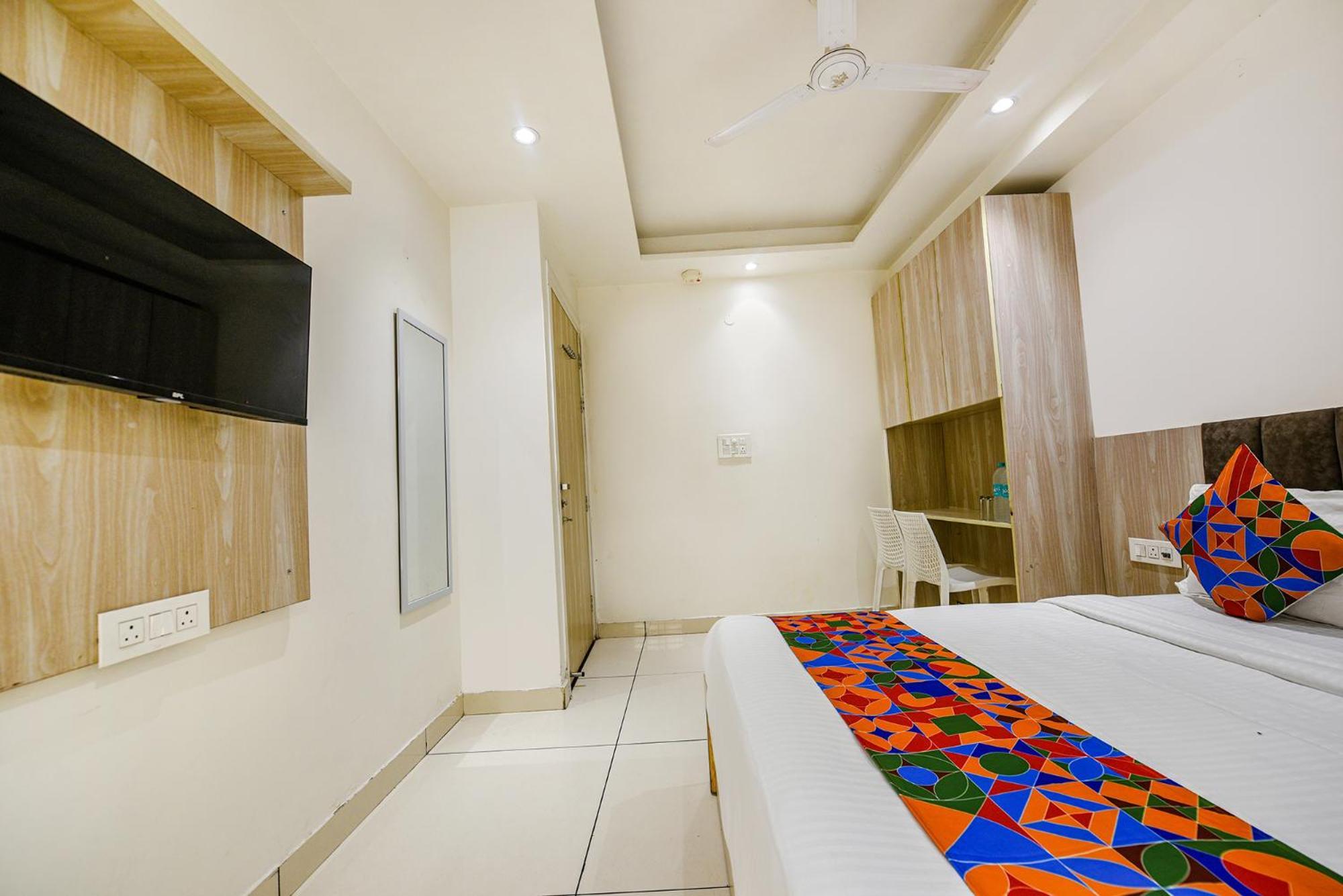 Fabhotel Luxury Inn Near Adarsh Nagar Metro Делі Екстер'єр фото
